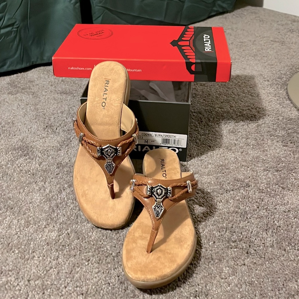 Rialto Bailee thong sandals color cognac. Size 7 New